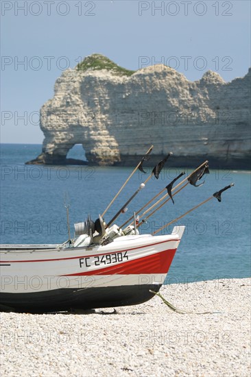 France, Normandie, Seine Maritime, cote d'albatre etretat, falaise d'amont et plage, galets, coque, barque, doris, casiers, drapeaux,