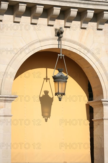 France, Paris 1e, rue de rivoli, arcades, lanterne, eclairage,