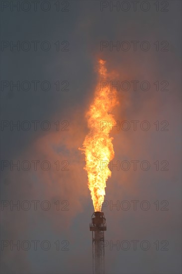 France: Normandie, Seine Maritime, vallee de la Seine, grand port de mer de Rouen, terminal petrochimique de port jerome, citernes, esso, arc en ciel, flamme, feu, torchere de raffinerie