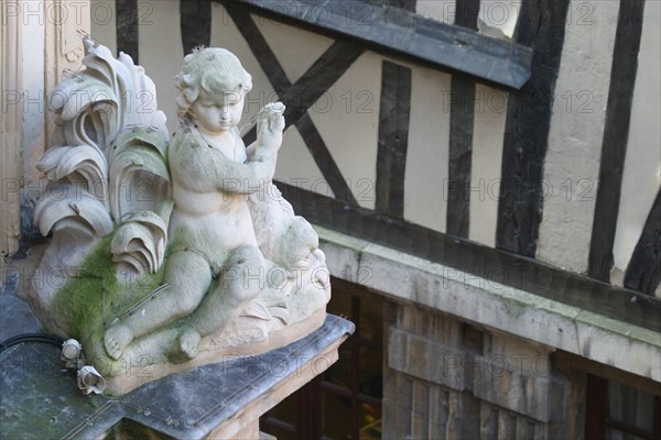 France, Normandie, Seine Maritime, Rouen, detail sculpture gros horloge, ange, pans de bois, colombage,