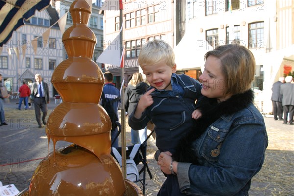 France, Normandie, Seine Maritime, Rouen, fete du ventre (mi octobre de chaque annee), fontaine de chocolat, marche, personnages autorises,