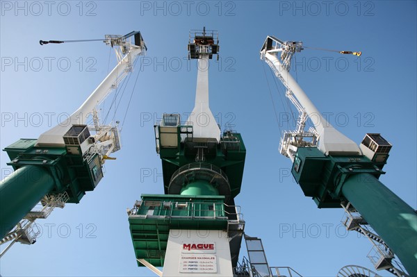 France: Normandie, Seine Maritime, vallee de la Seine, grand port de mer de Rouen, terminal sacs de petit couronne, 3 grues mague, ciel bleu, engins de manutention,