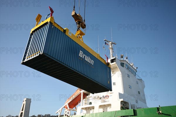 France: Normandie, Seine Maritime, vallee de la Seine, grand port de mer de Rouen, terminal forestier westerlund, dechargement du navire papetier Midas, docker, conteneur, container, grue,