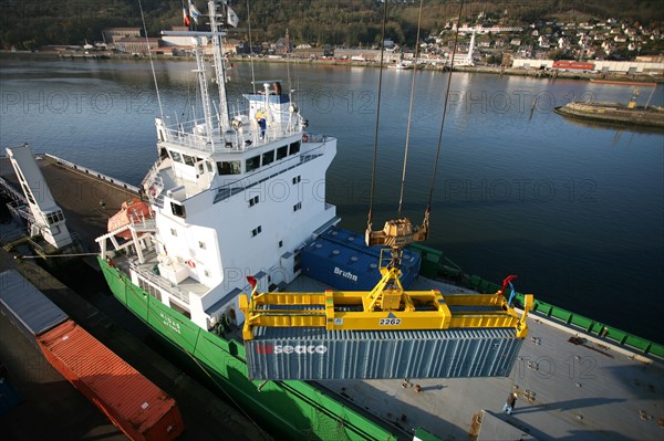 France: Normandie, Seine Maritime, vallee de la Seine, grand port de mer de Rouen, terminal forestier westerlund, dechargement du navire papetier Midas, docker, conteneur, container, grue,