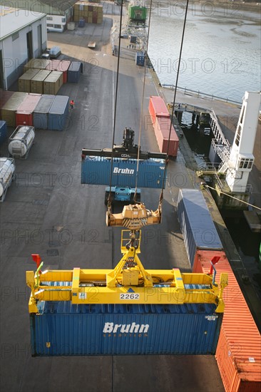 France: Normandie, Seine Maritime, vallee de la Seine, grand port de mer de Rouen, terminal forestier westerlund, dechargement du navire papetier Midas, docker, conteneur, container, grue,