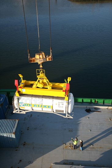 France: Normandie, Seine Maritime, vallee de la Seine, grand port de mer de Rouen, terminal forestier westerlund, dechargement du navire papetier Midas, docker, conteneur, container, grue,