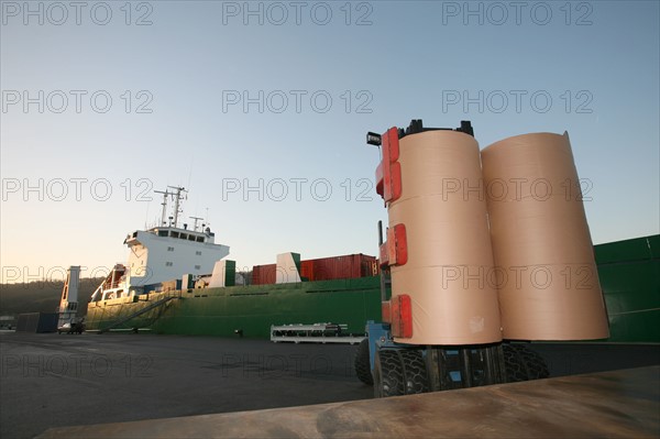 France: Normandie, Seine Maritime, vallee de la Seine, grand port de mer de Rouen, terminal forestier westerlund, dechargement du navire papetier Midas, docker, rouleaux de papier destine a la presse, , engin de manutention, fenwick,