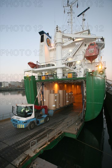 France: Normandie, Seine Maritime, vallee de la Seine, grand port de mer de Rouen, terminal forestier westerlund, dechargement du navire papetier Midas, docker, rouleaux de papier destine a la presse, , engin de manutention, roro,