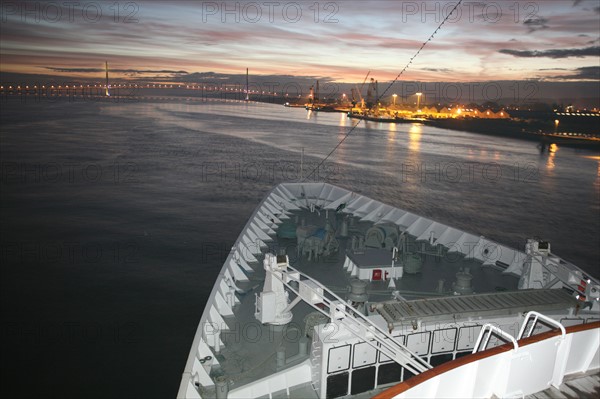 France: Normandie, Seine Maritime, vallee de la Seine, grand port de mer de Rouen, site d'Honfleur, escale du paquebot black watch, operations 'accostage, avant du navire, pont de Normandie, nuit,