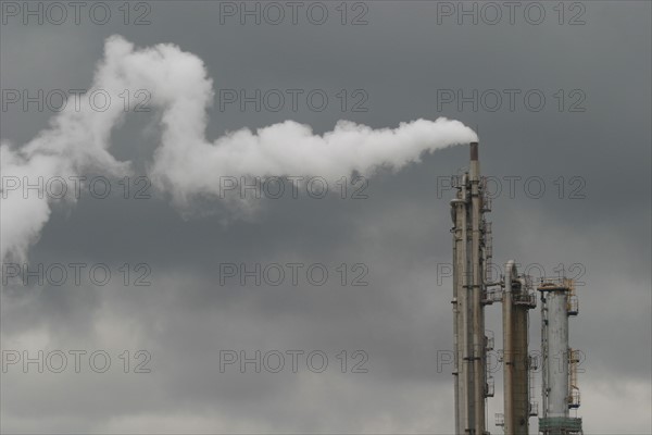 France: Normandie, Seine Maritime, vallee de la Seine, grand port de mer de Rouen, grand quevilly, cheminee, fumee, site petrochimique, ciel nuageux,