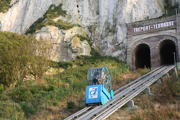 France, Haute Normandie, cote d'albatre, Le Treport, falaise, funiculaire, cabine,