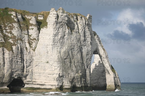 France, Normandie, Seine Maritime, cote d'albatre etretat, falaise d'aval et plage, galets, ciel nuageux,