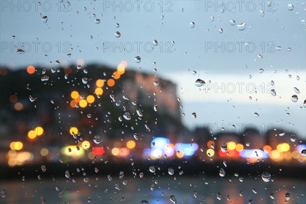 France, Normandie, Seine Maritime, Le Treport, quai et falaises vue par une vitre pleine de gouttes de pluie, lumieres de la ville,