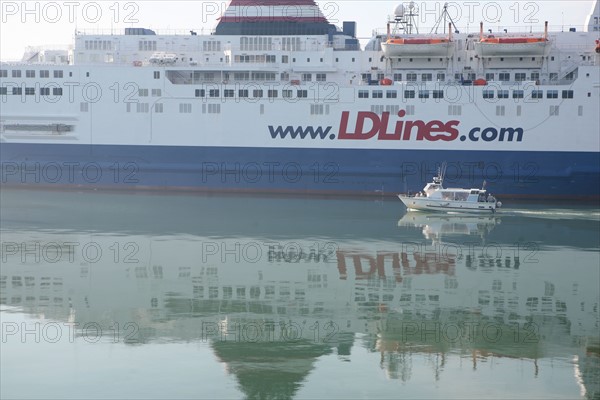 France: Normandie, Seine Maritime, le havre, port, vedette passant pres d'un ferry ld line, louis dreyfus, norman spirit, trafic transmanche, navire, bateau