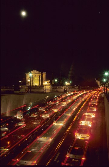 France, Paris 1er, embouteillage, quai des tuileries, vehicules, voitures, phares, feux, plaine lune,