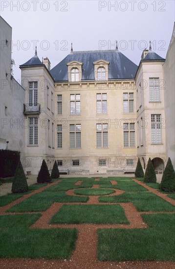 France, Paris 3e, le marais, musee cognac jay, hotel de donon, facade sur jardin, jardin a la francaise rue payenne,