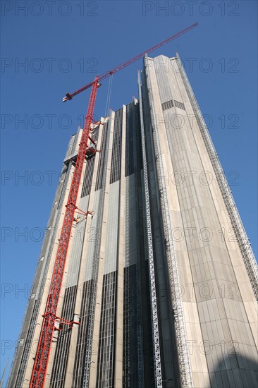 France, hauts de Seine, la defense, tours, immeubles, gratte ciel, travaux sur la tour axa, grue,