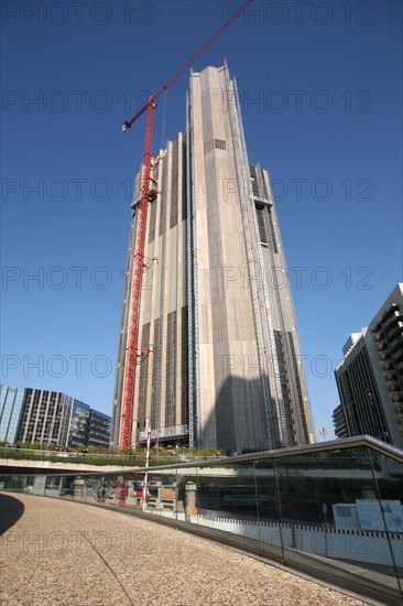 France, hauts de Seine, la defense, tours, immeubles, gratte ciel, travaux sur la tour axa, grue,