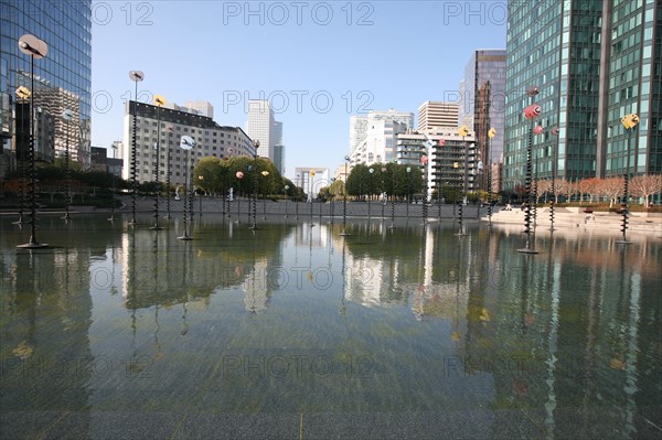 France, hauts de Seine, la defense, tours, immeubles, gratte ciel, reflet des tours dans le bassin de l'artiste takis, feux lumineux multicolores,