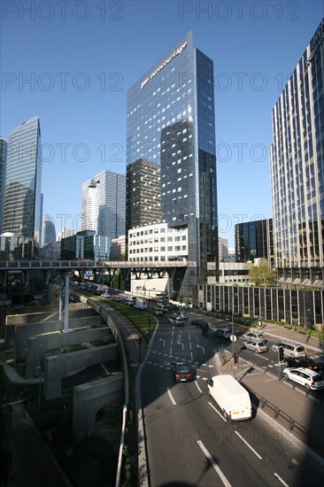 France, hauts de Seine, la defense, tours, immeubles, gratte ciel, tour gan, circulation automobile, boulevard circulaire,