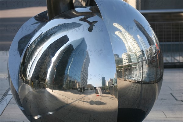 France, hauts de Seine, la defense, tours, immeubles, gratte ciel, reflets dans uen sculpture circulaire