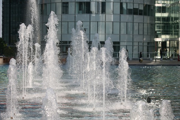 France, hauts de Seine, la defense, tours, immeubles, gratte ciel, fontaine monumentale de yaacov agam, eau,