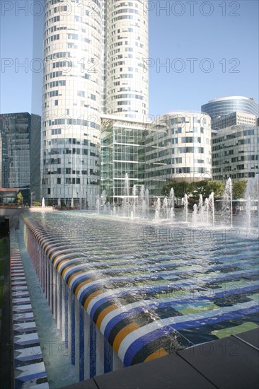 France, hauts de Seine, la defense, tours, immeubles, gratte ciel, fontaine monumentale de yaacov agam, eau,