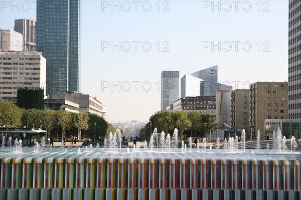 France, hauts de Seine, la defense, tours, immeubles, gratte ciel, fontaine monumentale de yaacov agam, eau,