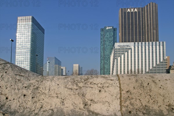 France, hauts de Seine, la defense, tours, immeubles, gratte ciel, depuis l'ile de la jatte, neuilly sur Seine, pont sur la Seine,