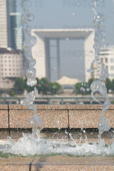 France, hauts de Seine, neuilly sur Seine, pont de neuilly, vue sur la grande arche de la defense, jets d'eau,