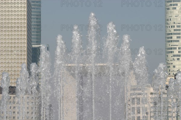 France, hauts de Seine, neuilly sur Seine, pont de neuilly, vue sur la grande arche de la defense, jets d'eau,