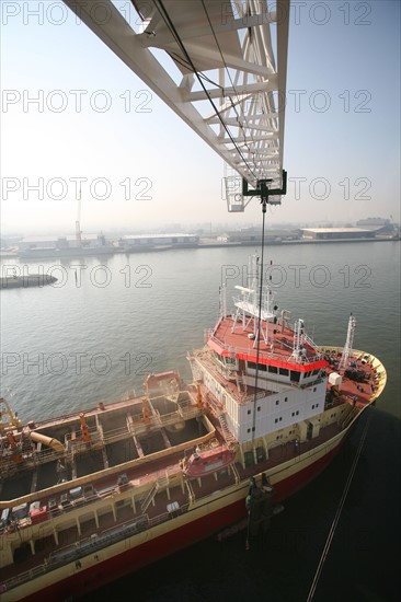 France: Normandie, Seine Maritime, vallee de la Seine, grand port de mer de Rouen, ateliers dragages, grutier, grue, arret technique de la drague Daniel Laval