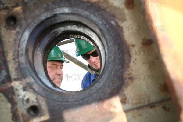 France: Normandie, Seine Maritime, vallee de la Seine, grand port de mer de Rouen, ateliers dragages, ouvriers, arret technique de la drague Daniel Laval, chantier,