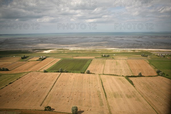 France, Basse Normandie/Bretagne, Manche/ Ille et Vilaine, baie du Mont-Saint-Michel, vue aerienne, polders, agriculture, champs,