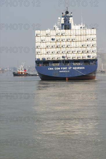 France: Normandie, Seine Maritime, vallee de la Seine, grand port de mer de Rouen, porte container, navire Cma-Cgm Fort saint Georges
porte conteneurs, qgcm terminal de Moulineaux, remorqueur,