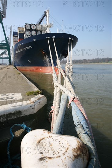 France: Normandie, Seine Maritime, vallee de la Seine, grand port de mer de Rouen, porte container, navire Cma-Cgm Fort saint Georges
porte conteneurs, qgcm terminal de Moulineaux, amarres, bitte d'amarrage, cordages,