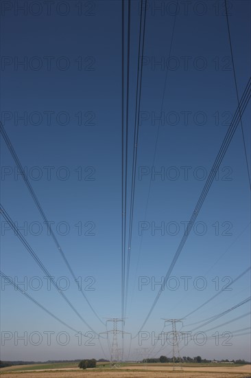 France, Normandie, Seine Maritime, plateau du caux maritime F76 pylones sortant de la centrale de Paluel, electricite, energie, fils electriques, plaine,