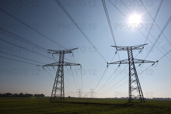 France, Normandie, Seine Maritime, plateau du caux maritime F76 pylones sortant de la centrale de Paluel, electricite, energie, fils electriques, plaine, soleil en contre jour,