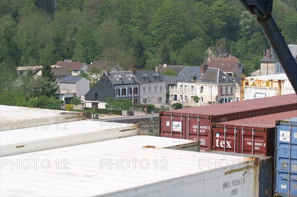 France: Normandie, Seine Maritime, vallee de la Seine, grand port de mer de Rouen, descente de Seine du CMA-CGM Fort Saint Pierre, porte conteneurs, container, village de la bouille,