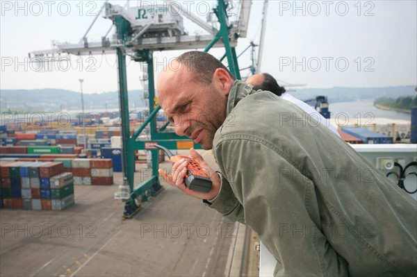 France: Normandie, Seine Maritime, vallee de la Seine, grand port de mer de Rouen, descente de Seine du CMA-CGM Fort Saint Pierre, porte conteneurs, container, QGCM moulineau, pilote amont, talkie walkie,