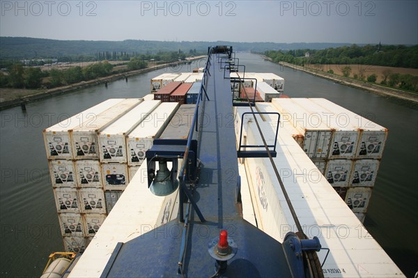 France: Normandie, Seine Maritime, vallee de la Seine, grand port de mer de Rouen, descente de Seine du CMA-CGM Fort Saint Pierre, porte conteneurs, container