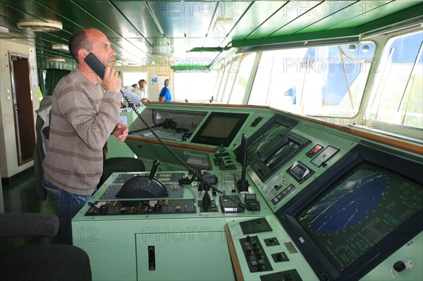 France: Normandie, Seine Maritime, vallee de la Seine, grand port de mer de Rouen, descente de Seine du CMA-CGM Fort Saint Pierre, porte conteneurs, container, passerelle, navire, 
pilote amont