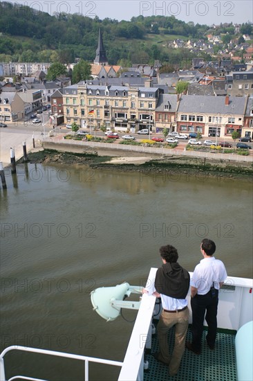 France: Normandie, Seine Maritime, vallee de la Seine, grand port de mer de Rouen, descente de Seine du CMA-CGM Fort Saint Pierre, porte conteneurs, container, passager, touriste sur cargo, rives du fleuve, village de duclair,