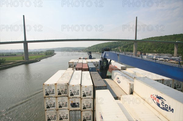 France: Normandie, Seine Maritime, vallee de la Seine, grand port de mer de Rouen, descente de Seine du CMA-CGM Fort Saint Pierre, porte conteneurs, container, pont de brotonne,