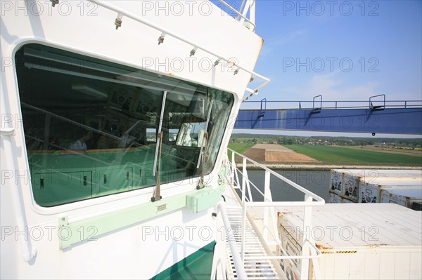 France: Normandie, Seine Maritime, vallee de la Seine, grand port de mer de Rouen, descente de Seine du CMA-CGM Fort Saint Pierre, porte conteneurs, container, passerelle, rives de Seine,