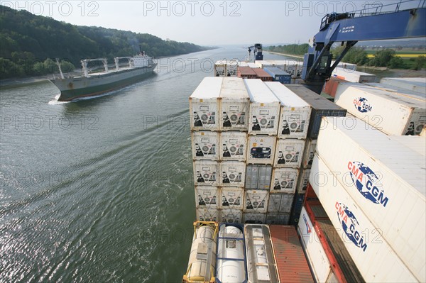 France: Normandie, Seine Maritime, vallee de la Seine, grand port de mer de Rouen, descente de Seine du CMA-CGM Fort Saint Pierre, porte conteneurs, container, croisement d'un cargo,