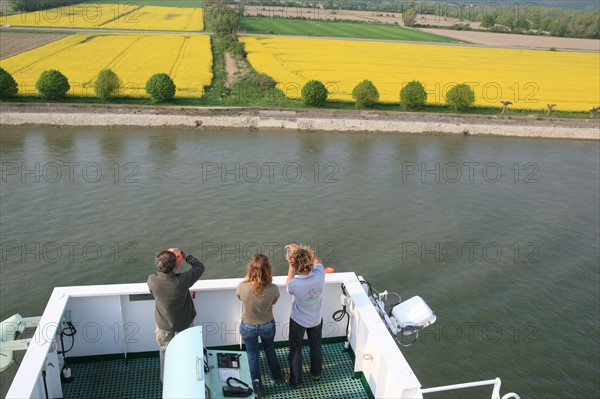 France: Normandie, Seine Maritime, vallee de la Seine, grand port de mer de Rouen, descente de Seine du CMA-CGM Fort Saint Pierre, porte conteneurs, container, passager, touristes sur cargo, rives du fleuve,