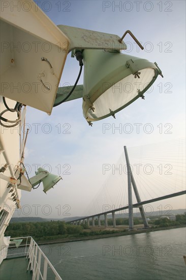 France: Normandie, Seine Maritime, vallee de la Seine, grand port de mer de Rouen, descente de Seine du CMA-CGM Fort Saint Pierre, porte conteneurs, container, pont de Normandie, projecteur,