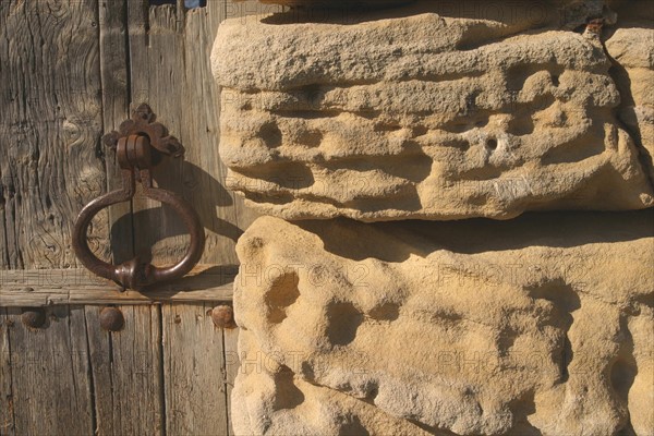 France, Basse Normandie, calvados, bessin, prieure de saint gabriel brecy, batiments, pierre, heurtoir de porte, detail