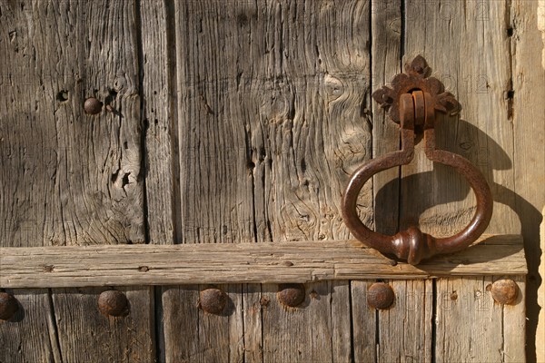 France, Basse Normandie, calvados, bessin, prieure de saint gabriel brecy, batiments, pierre, heurtoir de porte, detail